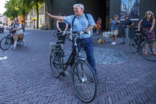 903784 Afbeelding van burgemeester mr. J.H.C. van Zanen die op de fiets afscheid neemt van de bewoners van Utrecht, op ...